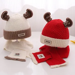 Detail van gebreide wintermuts en sjaalset voor baby's met schattige 3D-geweien