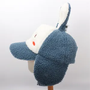 Detalle de la suave textura de vellón y el diseño de orejas de conejo del gorro infantil