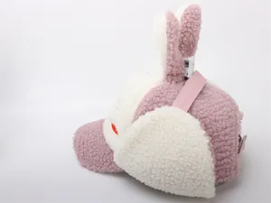 Detalle del gorro de peluche de conejo rosa con textura aterciopelada e interruptor táctil
