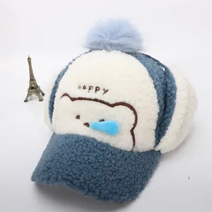 Dettaglio cappello invernale per bambini con ricamo orsetto e pompon blu soffice