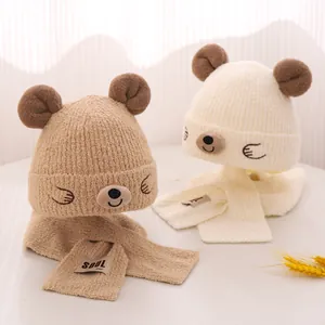 Ensemble hiver bébé : bonnet en tricot ours et écharpe en kaki et blanc cassé pour enfants