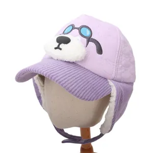 Cappello invernale viola per bambini con simpatico orso polare e fodera in pile calda
