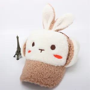 Primer plano de gorro de invierno para niños con orejas de conejo y bordado suave