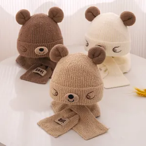 Détails rapprochés d'ensembles bonnets et écharpes en tricot pour bébé en plusieurs tons