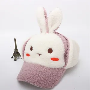 Detalle del gorro de conejo rosa en forro polar para niños con orejas largas y bordado