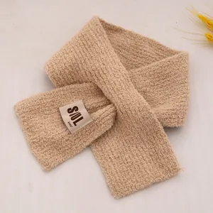 Détail d'une écharpe en polaire kaki pour tout-petits avec étiquette en tissu SIUL B1407