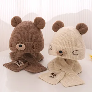 Ensemble bonnet et écharpe en tricot pour bébé avec oreilles d'ours et broderie en beige