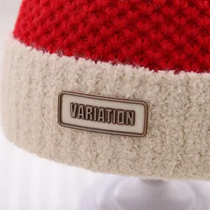 Winter gebreide muts voor kinderen met rode top en zachte fleece rand detail