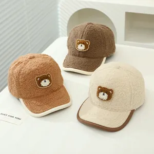 Berretti da baseball invernali in pile sherpa per bambini con simpatica toppa a orsetto