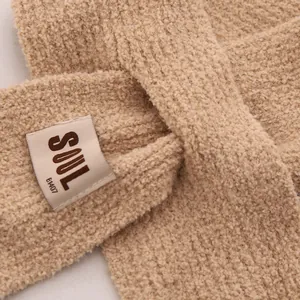 Ensemble hiver bonnet et écharpe tricotés pour bambins avec motif ours et texture douce
