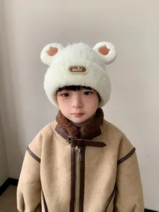 Dettaglio del cappello in peluche con orecchie da orso e giacca in montone bimbo