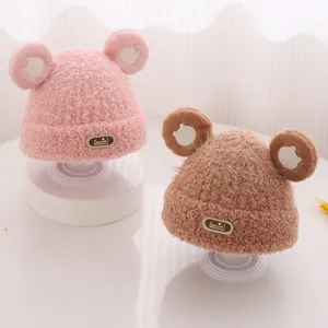 Dettaglio di cappelli di peluche per bambini con orecchie da orso ed etichetta Social