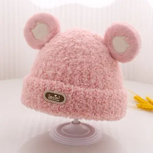 Dettaglio della maglia felpata rosa con orecchie 3D e etichetta in pelle marrone