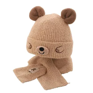 Ensemble bonnet et écharpe tricotés pour bébé avec oreilles d'ours en camel chaud