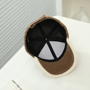 Detail of teddy fleece baseball cap with breathable mesh lining and brown color contrast