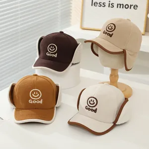 Quatre bonnets d'hiver en peluche à cache-oreilles en marron et beige brodés