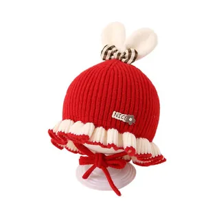 Bonnet d'hiver en tricot rouge pour bébé avec oreilles de lapin et nœud à carreaux