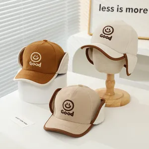 Détails des bonnets d'hiver avec doublure en molleton et broderie smiley joyeux