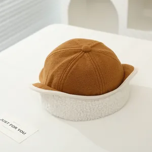 Détail du bonnet d'hiver marron pour enfant avec doublure en polaire blanche et cache-oreilles