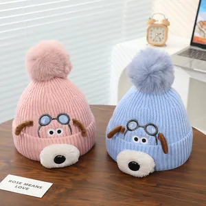 Winter gebreide babymutsen met cartoon puppy design en pompons in roze en blauw