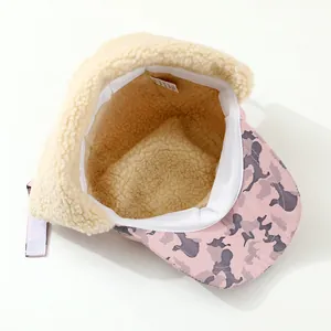 Nahaufnahme der Wintermütze im Pink-Camouflage-Design mit dickem Lammfell-Futter