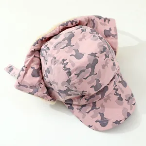Detail der rosa Camouflage-Fliegermütze mit warmem Fleecefutter und Kinnriemenschnallen