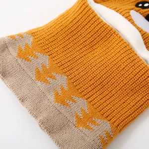 Nahaufnahme der ingwergelben Strickmütze mit weichem Fleece-Futter und Hirsch-Motiv