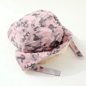 Detail der rosa Camouflage-Wintermütze mit dickem Lammfellfutter und praktischen Ohrenklappen