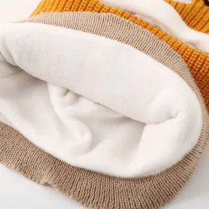 Detail der Winter-Strickmütze mit dickem Fleecefutter und ingwergelben Texturnähten