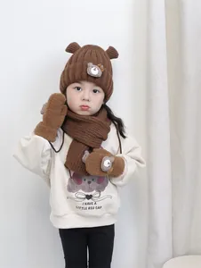 Vue détaillée d'un ensemble hiver enfant bonnet écharpe et gants avec design d'ours mignon
