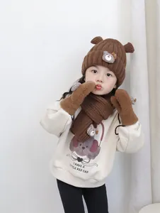 Détail de l'ensemble hiver pour enfants avec bonnet, écharpe et patchs d'oursons
