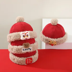 Gorro de invierno rojo festivo para niños con ribete de piel sintética y bordado de león
