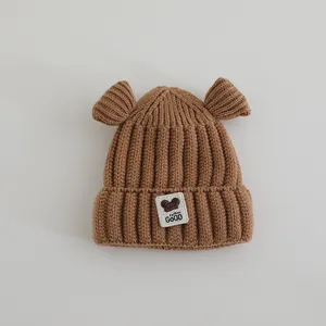 Detail van baby winter gebreide muts met schattige 3D-oren en Fashion GOOD logo patch