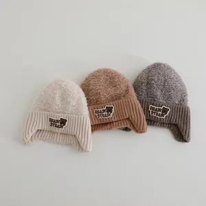 Winterliche Plüsch-Strickmützen mit Bärenmotiv für Kinder in Beige und Braun