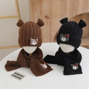 Ensemble bonnet et écharpe en tricot pour enfants avec oreilles d'ours et patchs ours