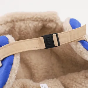 Detail der verstellbaren Schnalle an der warmen Fliegermütze mit Fleece-Fütterung