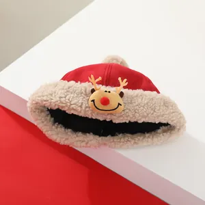 Detalle del gorro navideño infantil en terciopelo rojo con borde de lana de cordero suave
