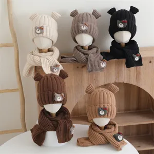 Détail de l'ensemble bonnet et écharpe en tricot pour enfants avec oreilles d'ours