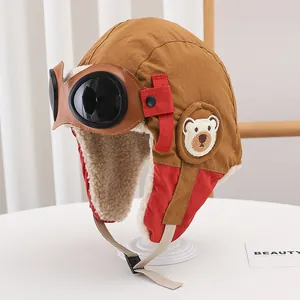 Detail der Kinder-Wintermütze mit warmem Sherpa-Futter und niedlicher Bären-Stickerei