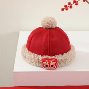 Detalle del gorro de invierno para niños con bordado de león y ribete de pelo sintético