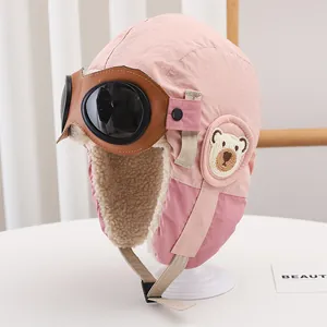 Detail der rosa Kinder-Fliegermütze mit Brille, Bären-Patch und warmem Fleece-Futter