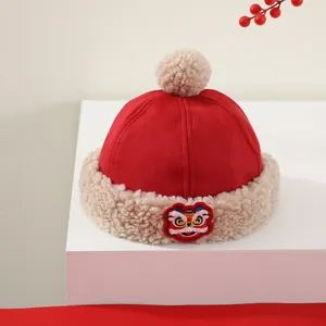 Gorro de invierno rojo para niños con bordado de león chino y forro polar suave