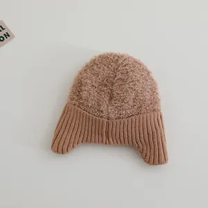 Detailansicht der Kinder-Wintermütze mit Plüschbesatz und geripptem Strick-Ohrenschutz