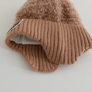 Winter-Strickmütze für Kinder in Braun mit Ohrenschutz und weichem Plüschfutter für 2-7 Jahre