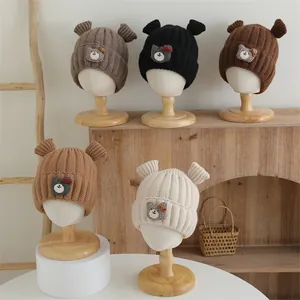 Détails de bonnets tricotés pour enfants en cinq couleurs avec oreilles d'ours et patchs
