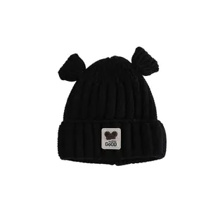 Zwarte winter gebreide babymuts met schattige berenoren en elastische geribbelde stof