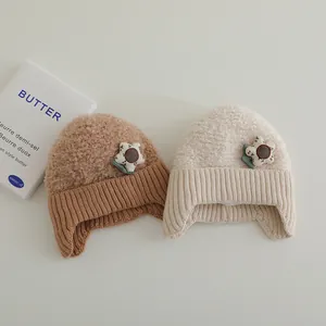 Detailansicht der Kinder-Wintermützen mit Plüschfleece und Blumenstern-Aufnähern