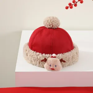 Detalle de un gorro navideño rojo para niños con un parche decorativo de ciervo suave