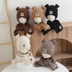 Détail de l'ensemble bonnet et écharpe en tricot pour enfants avec oreilles d'ours