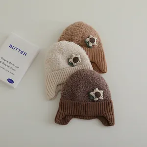 Drei Farben Wintermützen für Kinder mit Fleece-Futter, Blumendetails und Ohrenschutz